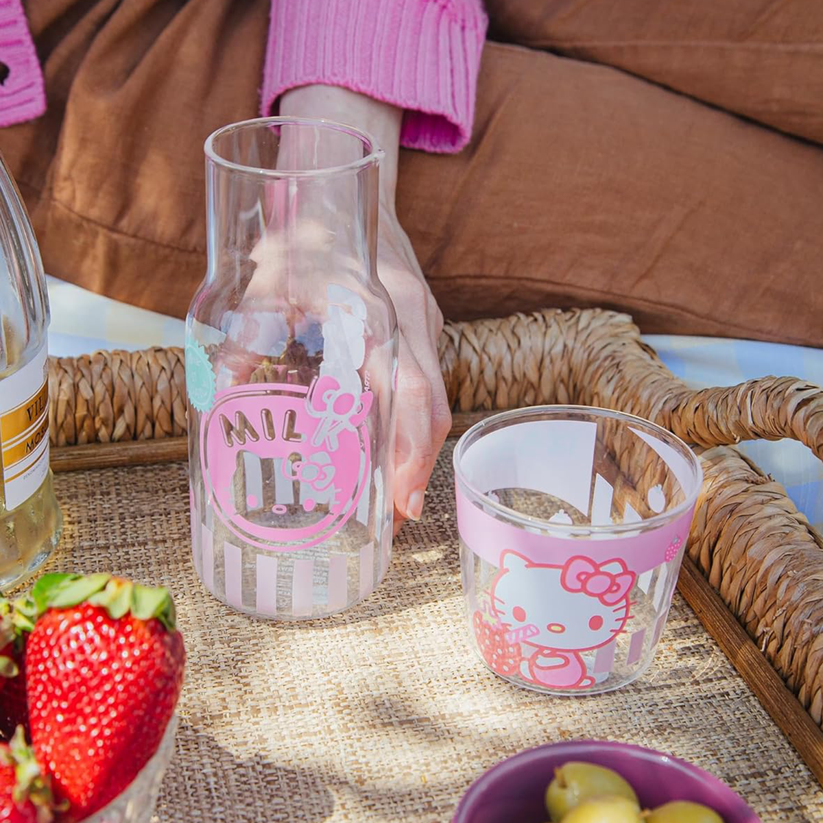 Hello Kitty Glass Carafe and Cup Set (Strawberry Milk) Hello Kitty Glass Carafe and Cup Set (Strawberry Milk)